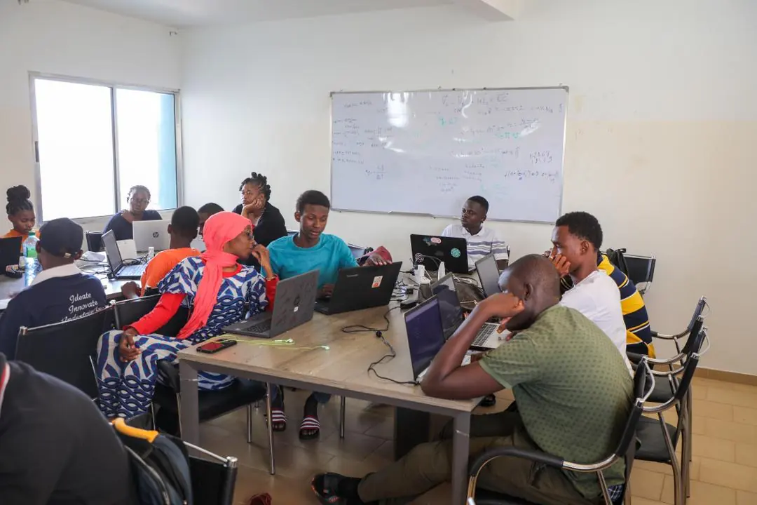 Students discovering electronics during a Smaraf Eduk session