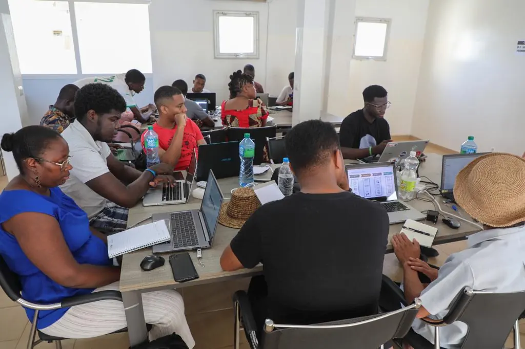 Smaraf Eduk participants building a prototype